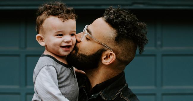Un père avec son enfant