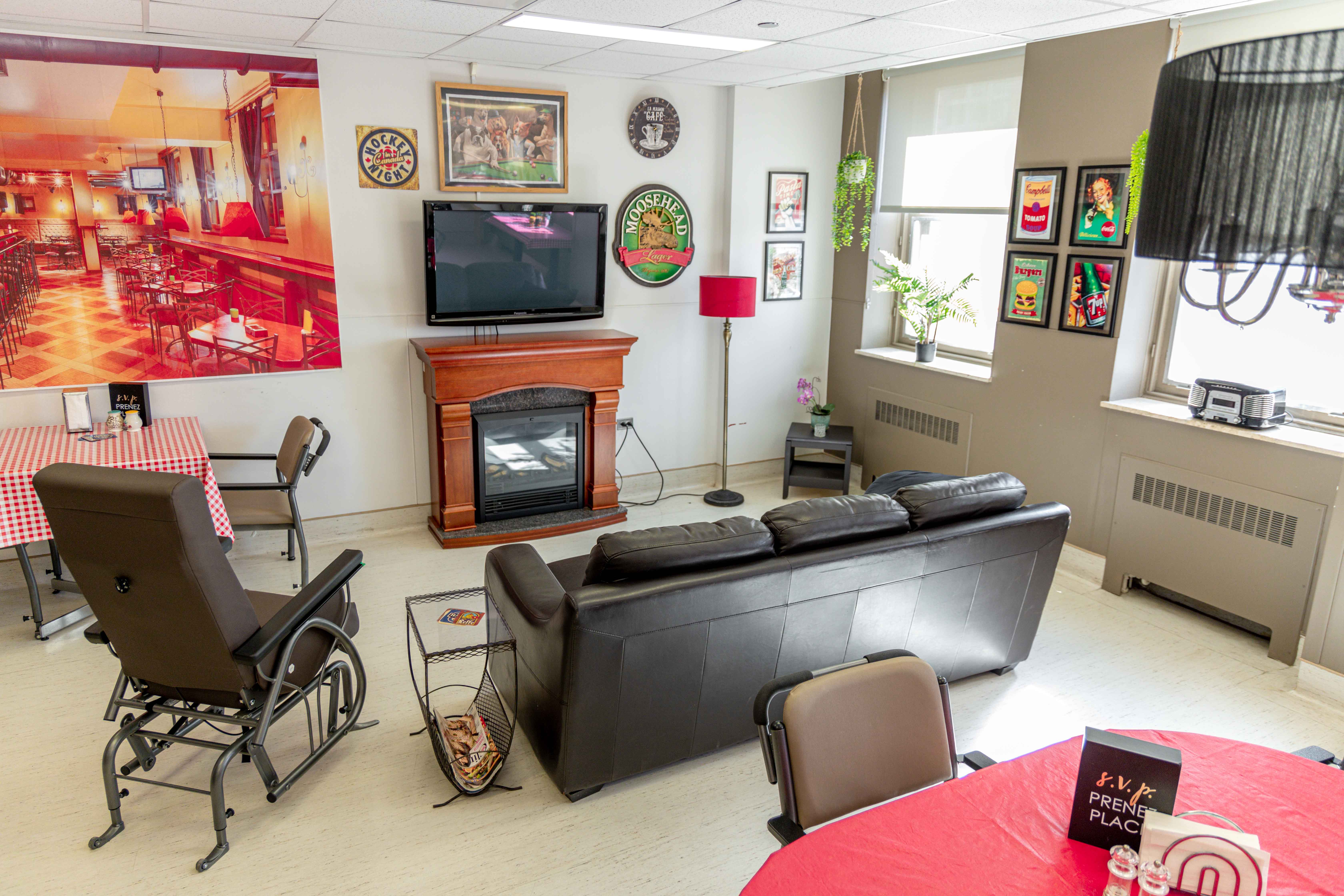 salon avec foyer