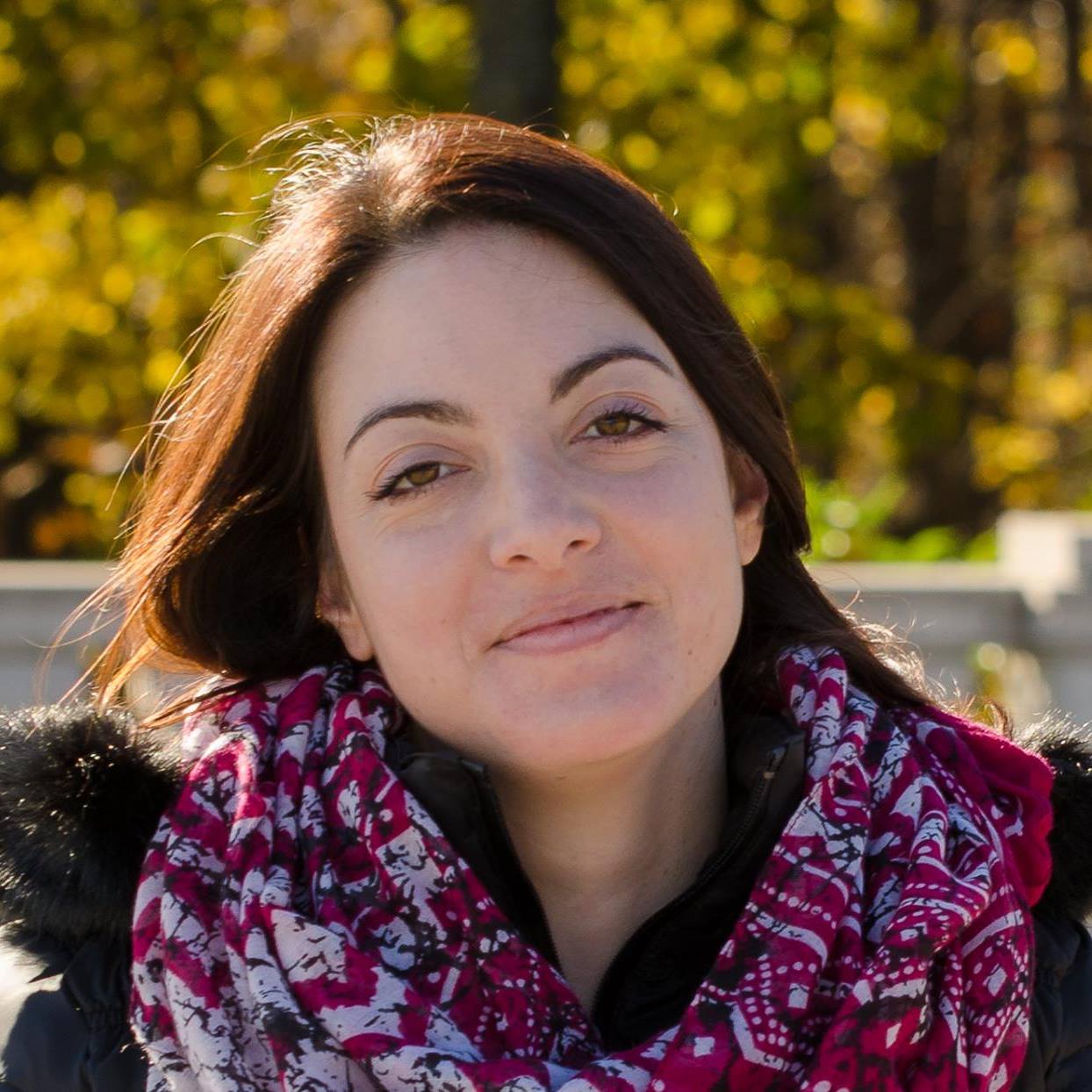 Visage souriant d'une femme caucasienne cheveux et yeux brun