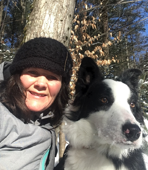 Kathleen avec son chien en forêt