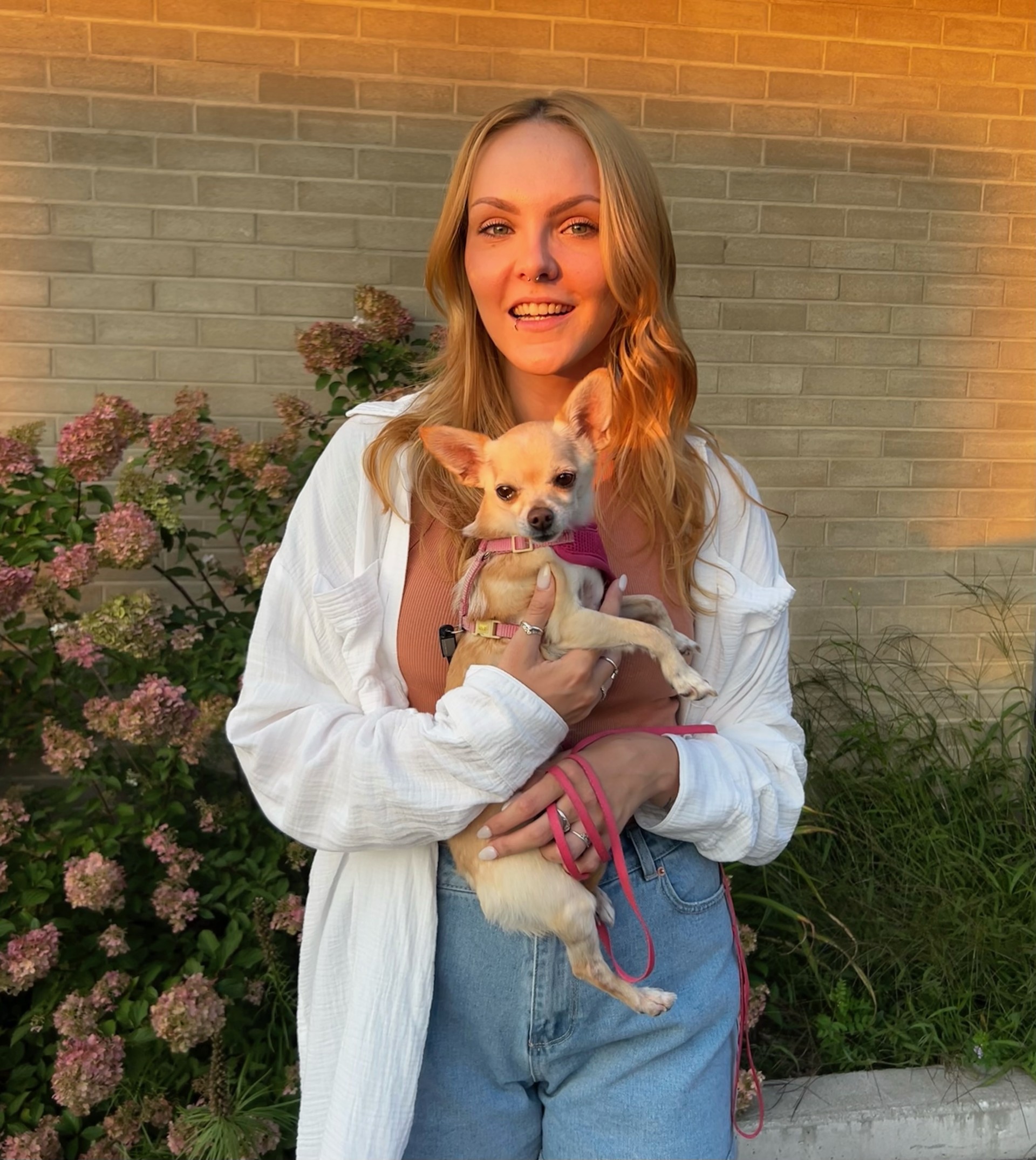 Femme blonde avec un chien