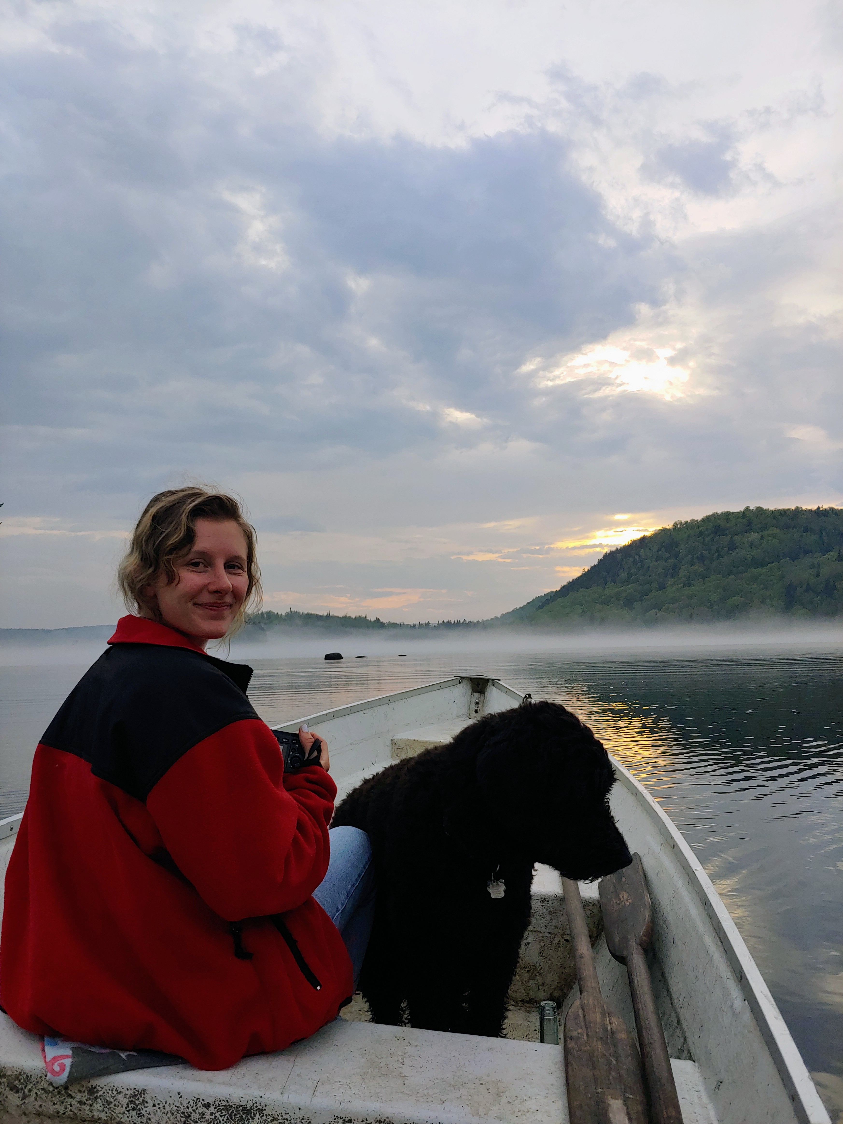 CLemence avec son chien en chaloupe