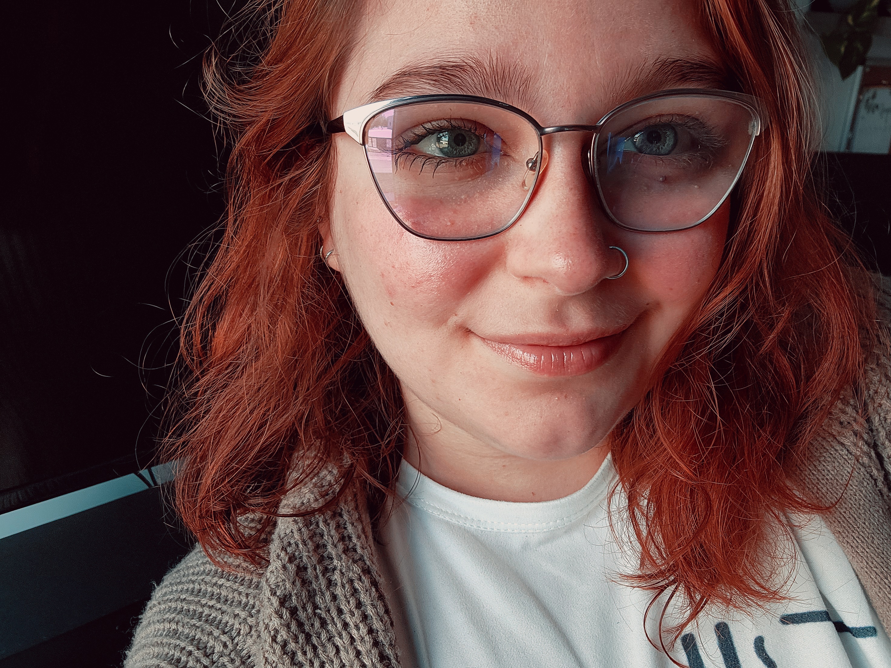 Selfie rapproché d'une femme avec des lunettes