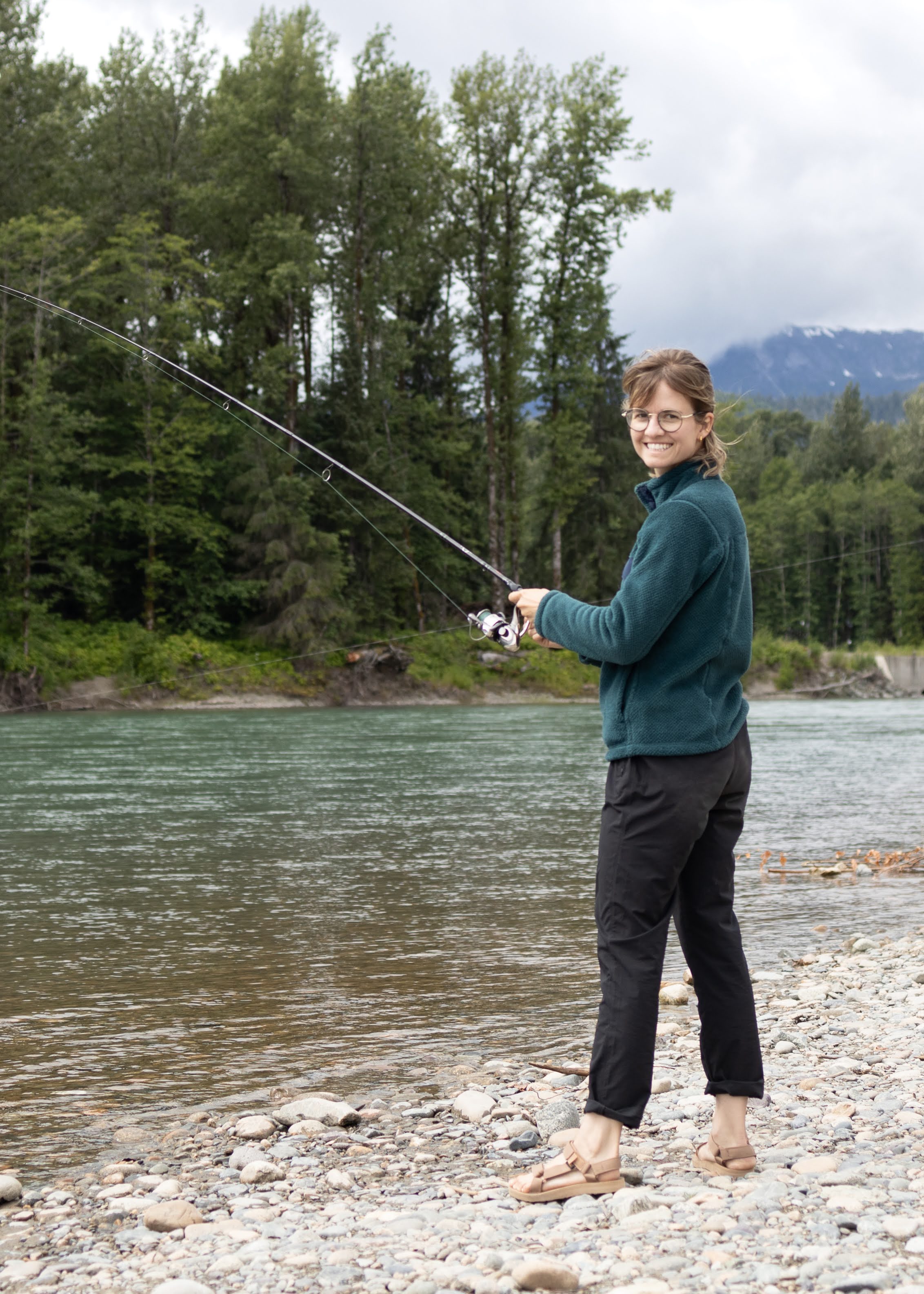 Sarah à la pêche dans une rivière