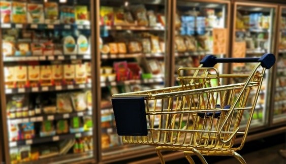 "Panier dans une allée d'épicerie"